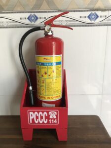 Giá kệ đựng bình chữa cháy tôn sơn tĩnh điện, độ bền cao gia-ke-don-