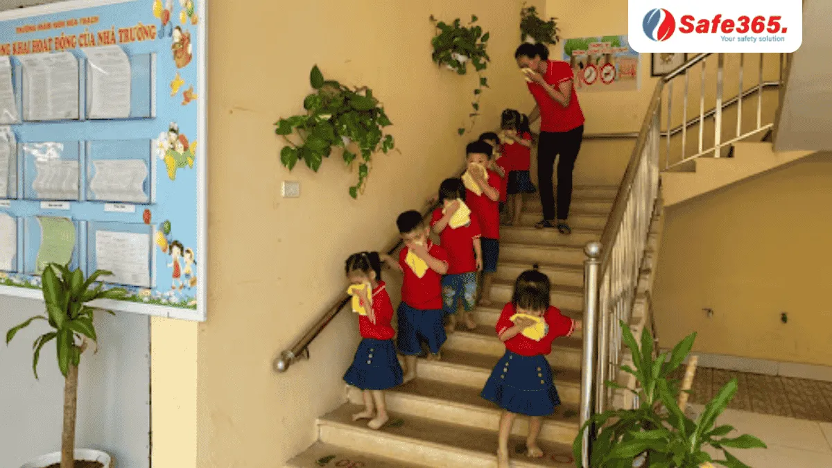 Thiết kế lối thoát hiểm PCCC cho nhà trẻ & mẫu giáo Cầu thang phải có lan can cho trẻ